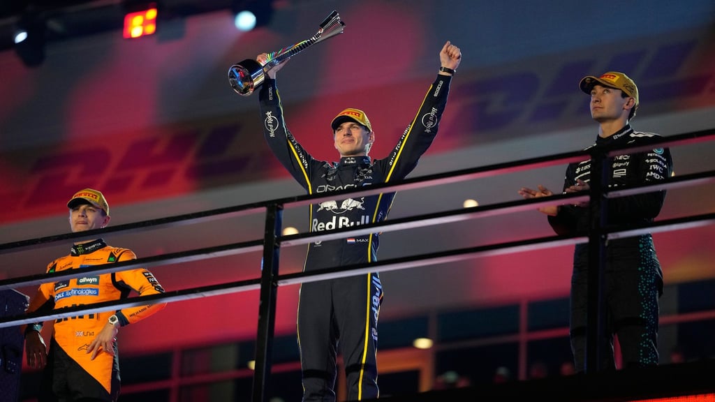 Als Verstappen (Mitte) bei der Siegerehrung jubelte, wusste er noch, nicht wie wertvoll sein Sieg noch werden würde.