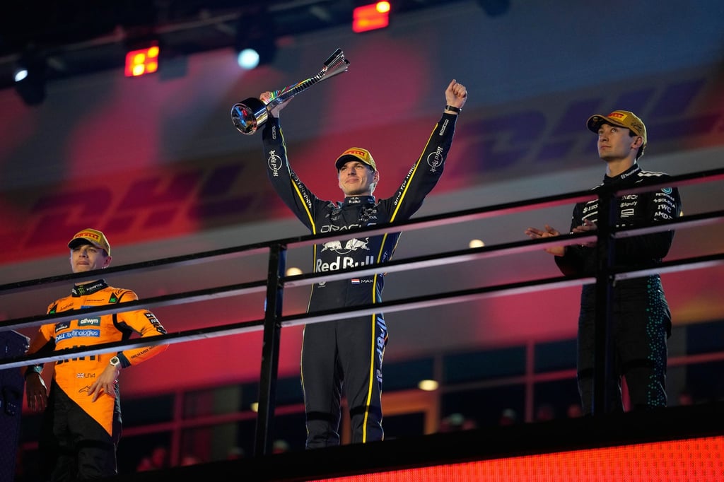 Als Verstappen (Mitte) bei der Siegerehrung jubelte, wusste er noch, nicht wie wertvoll sein Sieg noch werden würde.