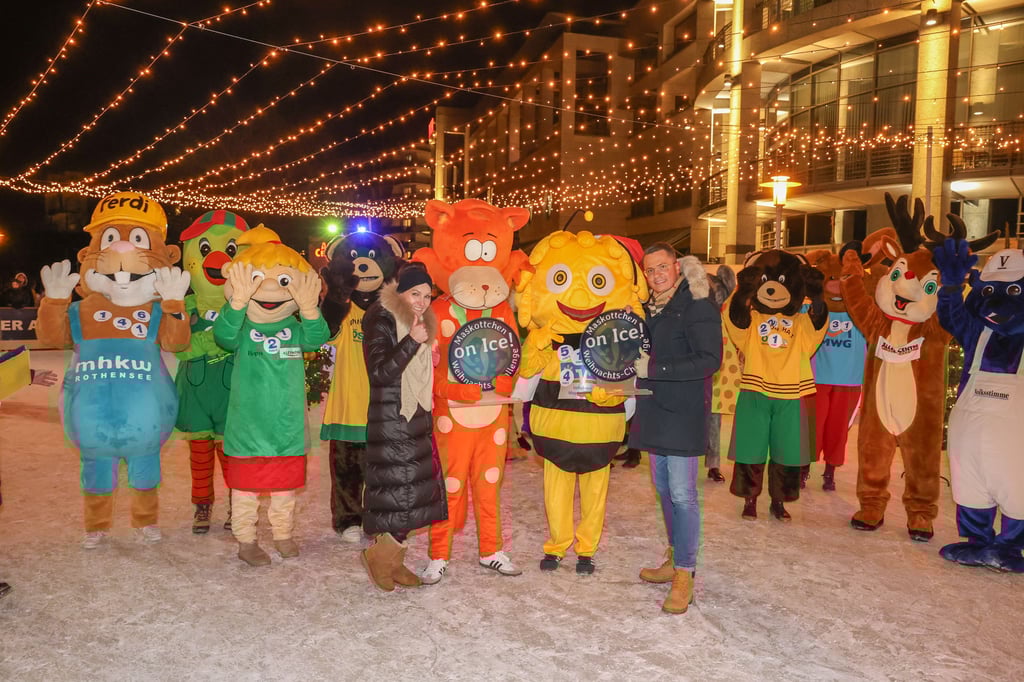 Siegerehrung bei der Maskottchen-Challenge auf der Eisbahn in Magdeburg.