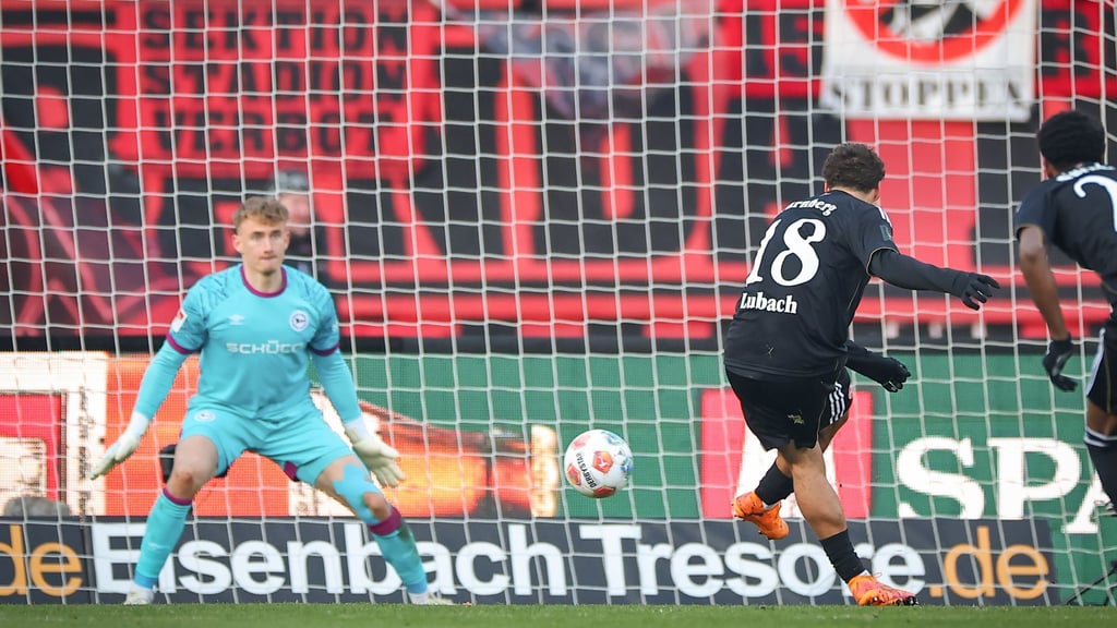 Der Nürnberger Wegbereiter: Rafael Lubach erzielt per Foulelfmeter das 1:0.