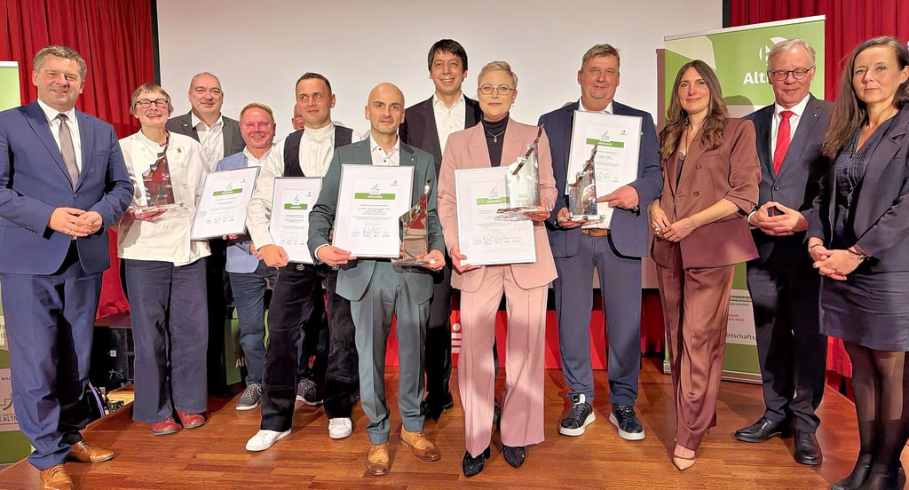Die Gewinner des Wirtschaftspreises Altmark 2025 (mit Urkunden von links): Karin Beier, Apenburger Landbäckerei, Stefan Gräf, Dachdeckermeisterbetrieb Schramm  Schönhausen, Patrick Wagner, Ost-Bau  Osterburg, Johanna Billhardt, Bilderbuchcafé Havelberg und Tischlerei Axel Pieper, Ahlum.