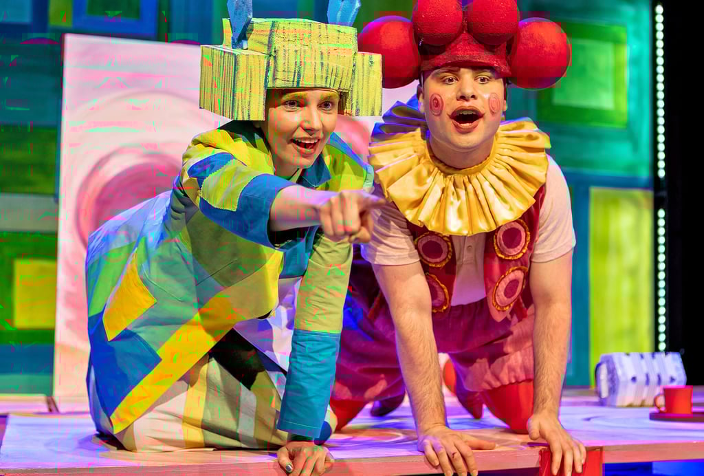 Vivian Miksch als Pia (grün) und Julius Christodulow als Bo in „Was rappelt in der Kiste“. 