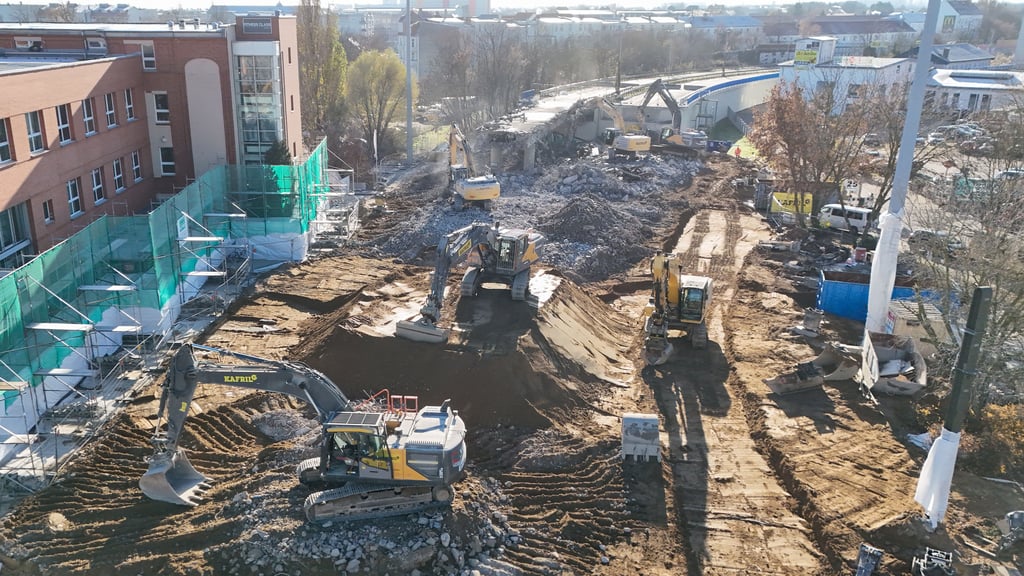 Magdeburgs längste Ringbrücke über der Halberstädter Straße ist Geschichte. Am Wochenende endeten die eigentlichen Abrissarbeiten. Doch die Baustelle bleibt noch länger.