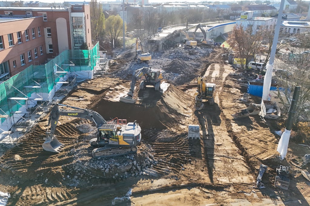 Magdeburgs längste Ringbrücke über der Halberstädter Straße ist Geschichte. Am Wochenende endeten die eigentlichen Abrissarbeiten. Doch die Baustelle bleibt noch länger.