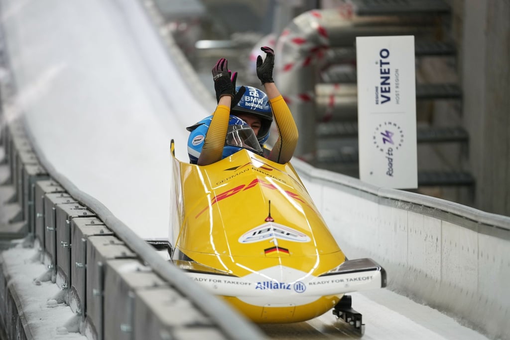Die Peking-Olympiasiegerinnen Laura Nolte und Deborah Levi kamen im Zweierbob auf der neuen Olympia-Bahn in Cortina bestens zurecht und gewinnen.