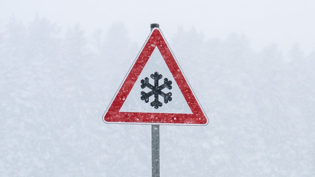 Schneefälle und gefrierender Regen könnten mancherorts zu Rutschpartien führen. (Archivbild)