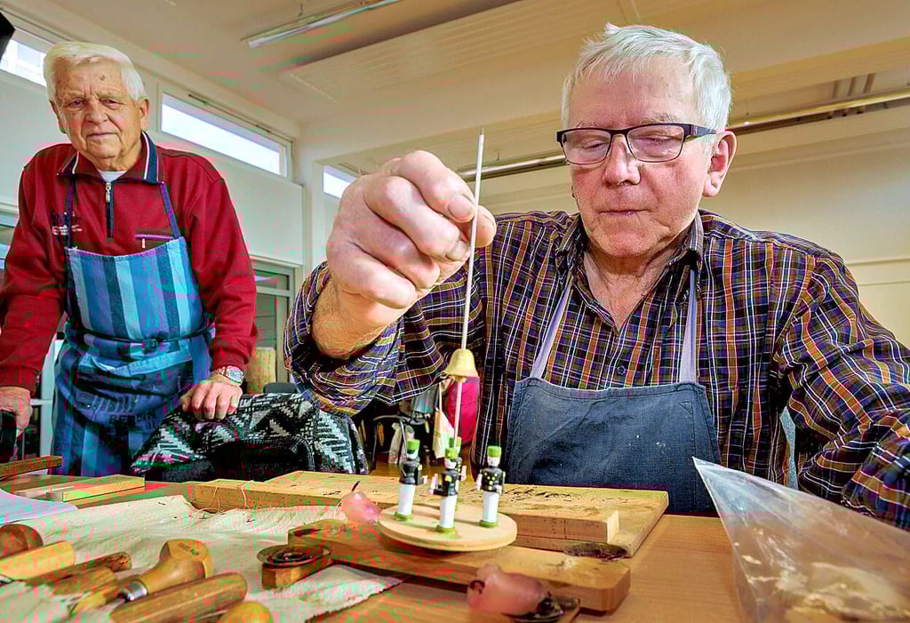 Horst Schmidt prüft die Laufruhe der Pyramidenbergmänner.