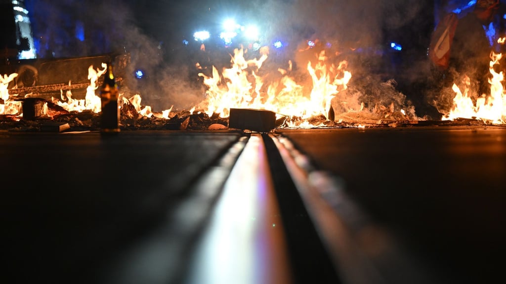 Nach einem Straßenprotest im Leipziger Stadtteil Connewitz ermittelt die Polizei wegen Landfriedensbruch. (Archivbild)