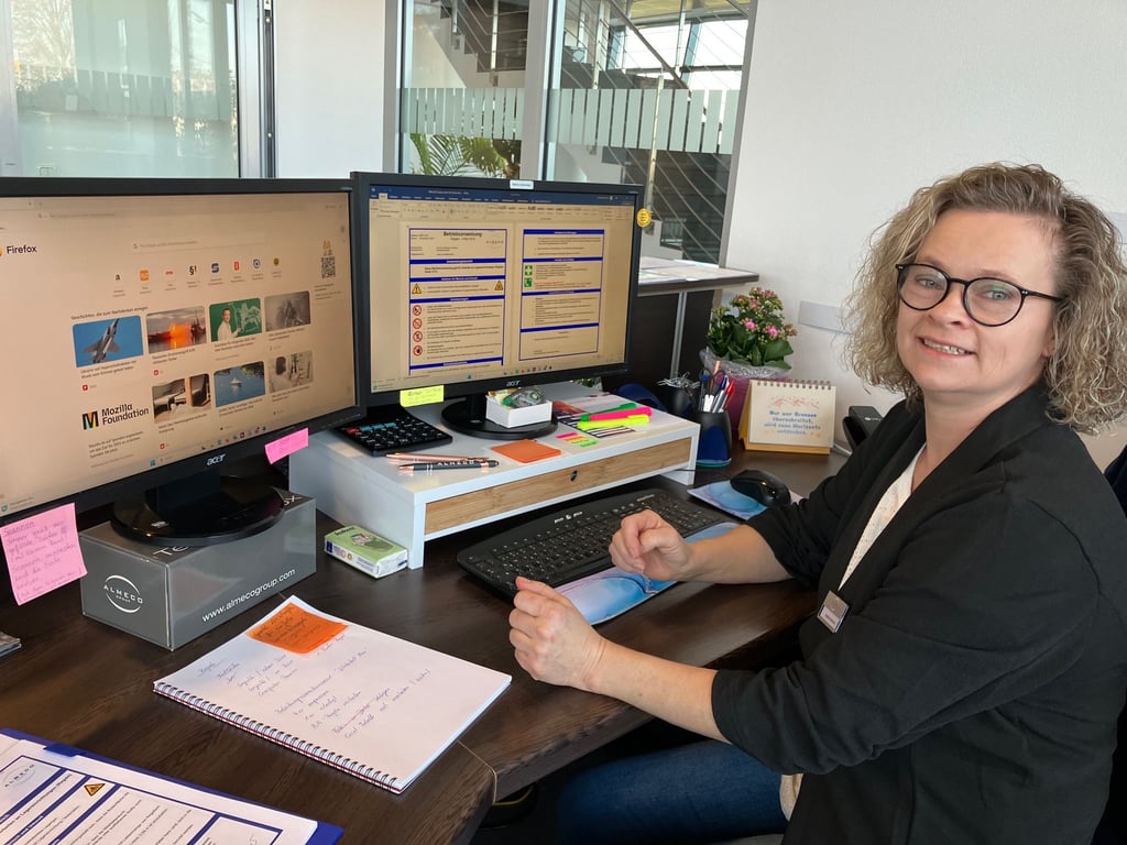 Angelika Behrends macht bei Almeco eine Umschulung zur Industriekauffrau.
