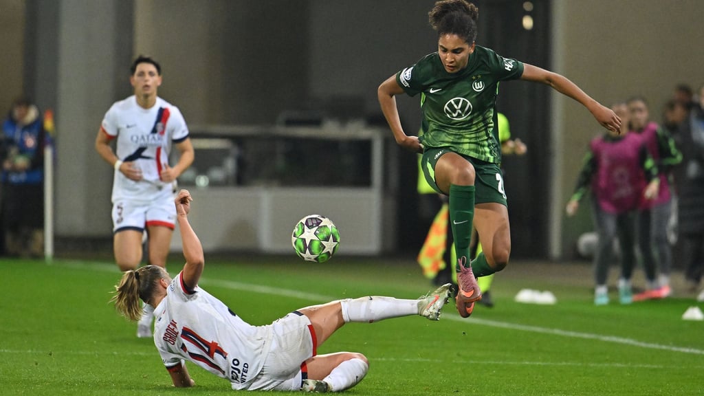 Cora Zicai (r, VfL Wolfsburg) markierte in Leipzig das 0:1 (Archiv).