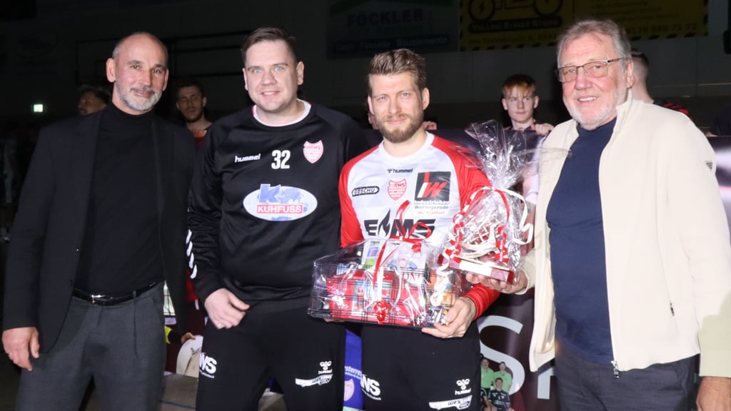 Sebastian Schliwa (in weiß) wurde für sein 400. Spiel für den HV Rot-Weiss geehrt.