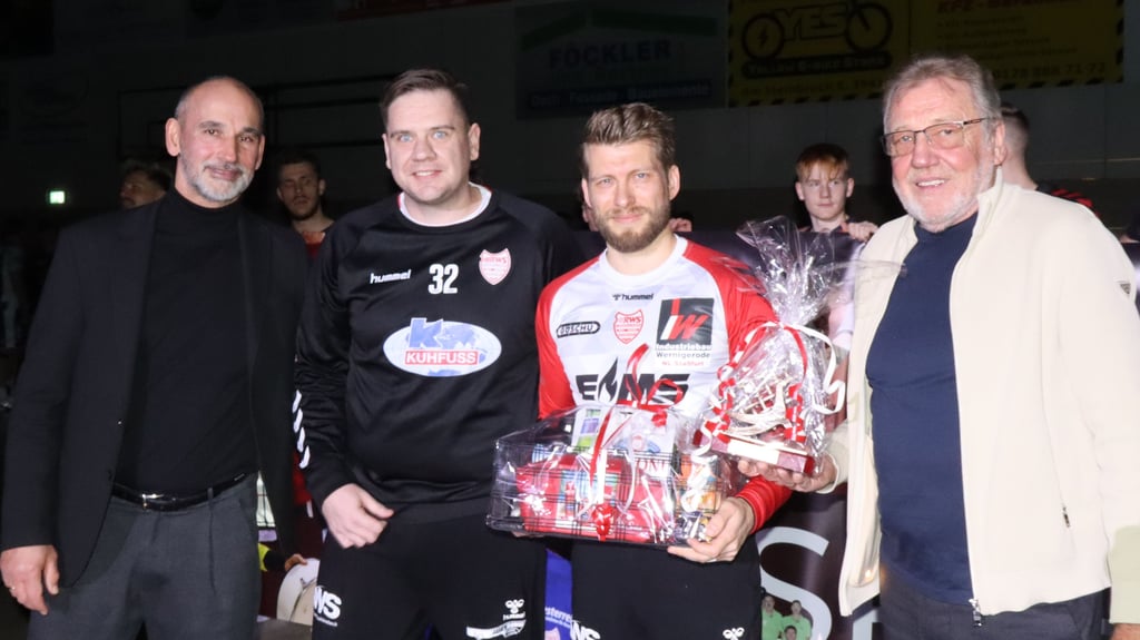 Sebastian Schliwa (in weiß) wurde für sein 400. Spiel für den HV Rot-Weiss geehrt.