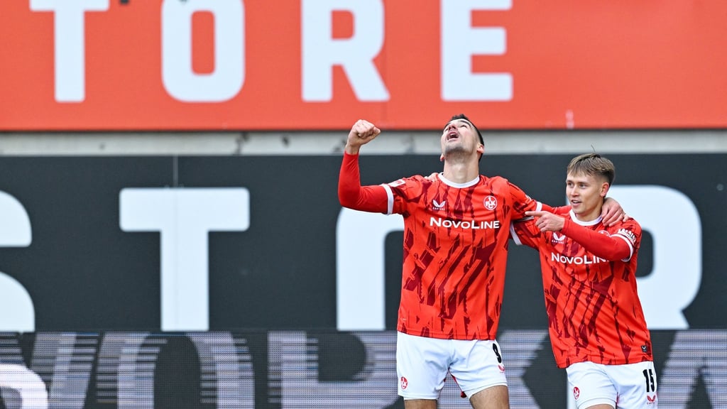 Naatan Skyttä (r.) darf sich über drei Tore in der ersten Halbzeit freuen