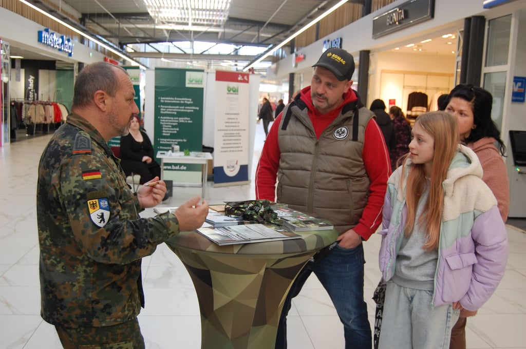 Stabsfeldwebel Ingo Napiralla berät Julia Flämig, die mit ihren Eltern gekommen ist, zu einer Karriere bei der Bundeswehr.