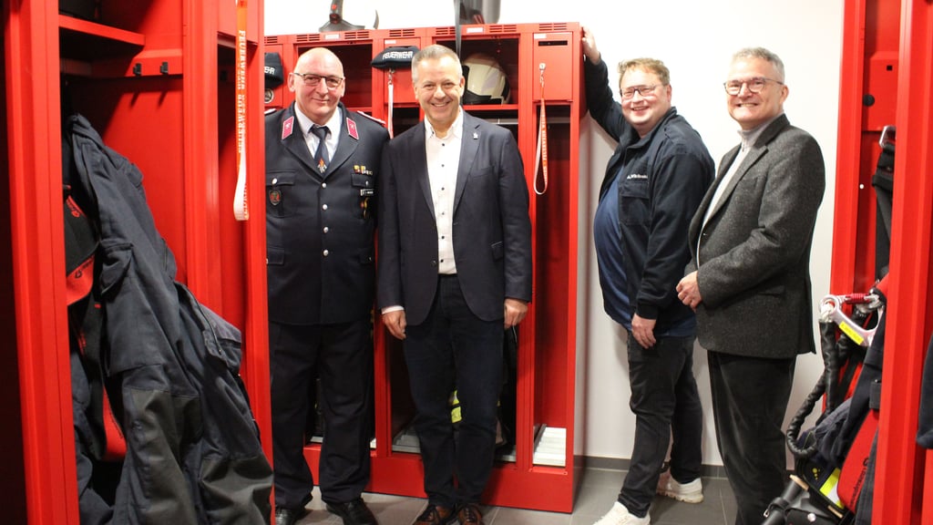Wedringens Ortswehrleiter Torsten Matusek (links) freut sich gemeinsam mit Bürgermeister Bernhard Hieber (SPD), Ortsbürgermeister André Wiklinski und mit Stadtrat Guido Henke über die neuen Kabinen für die Kameraden. 