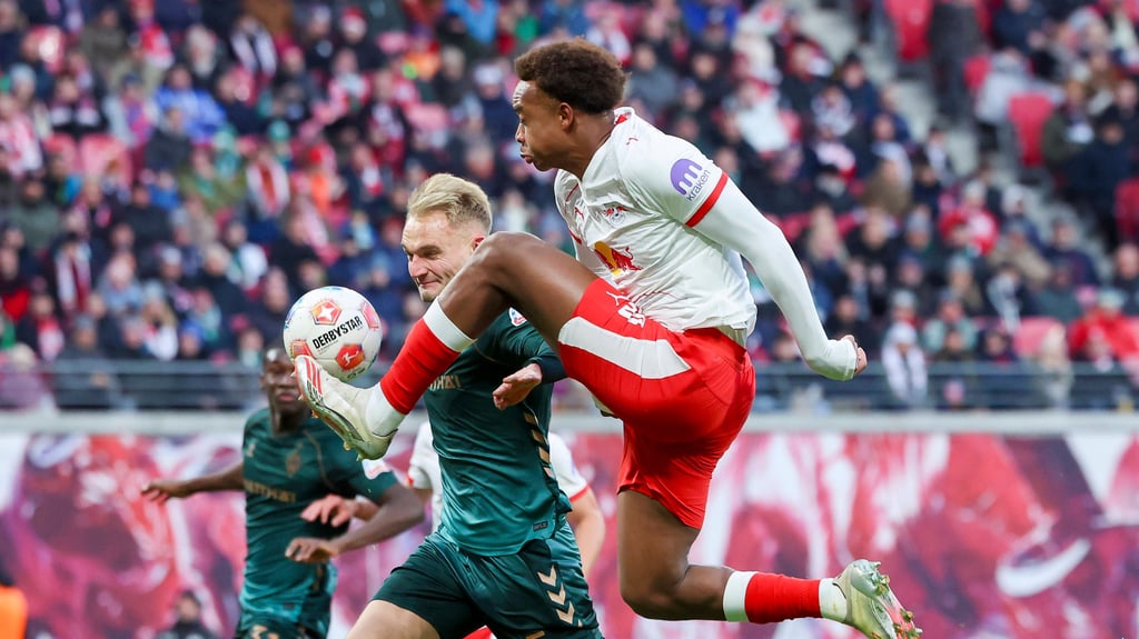Auf dem Sprung: Assan Ouédraogo gegen Werder Bremen.