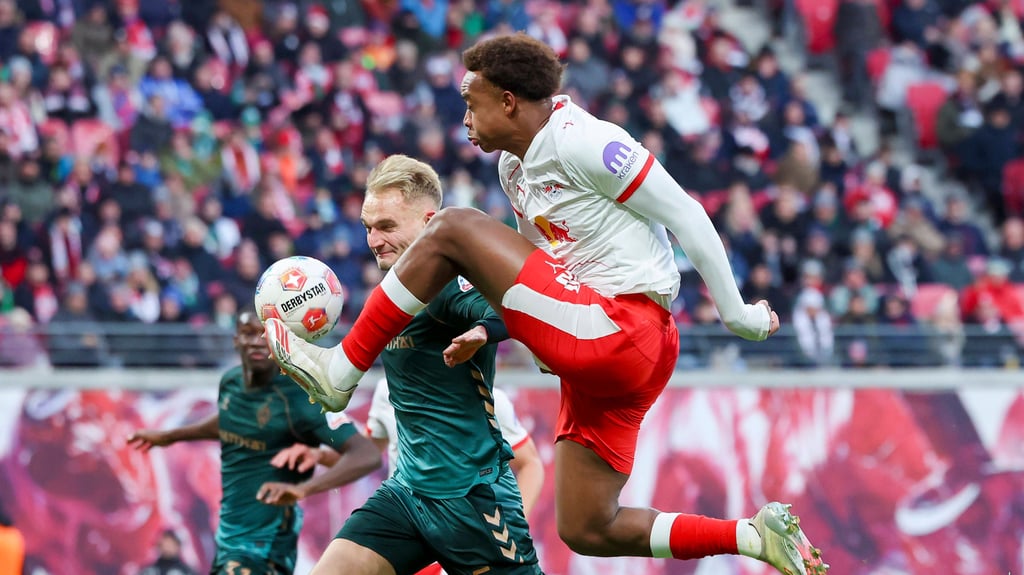 Auf dem Sprung: Assan Ouédraogo gegen Werder Bremen.