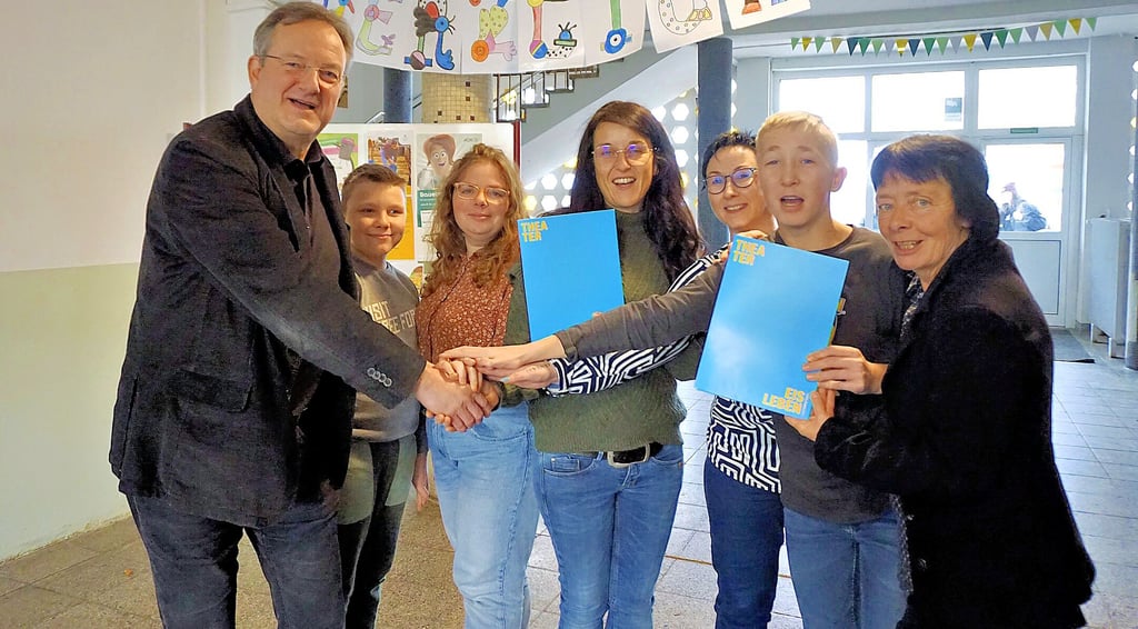 Viertklässler Jan Peßler (2.v.l.) und Sechstklässler Leon Sandmann (2.v.r.) freuen sich über die Kooperationsvereinbarung, die die Schule mit dem Theater Eisleben geschlossen hat. Ist doch dadurch garantiert, dass sie ins Theater gehen werden. 