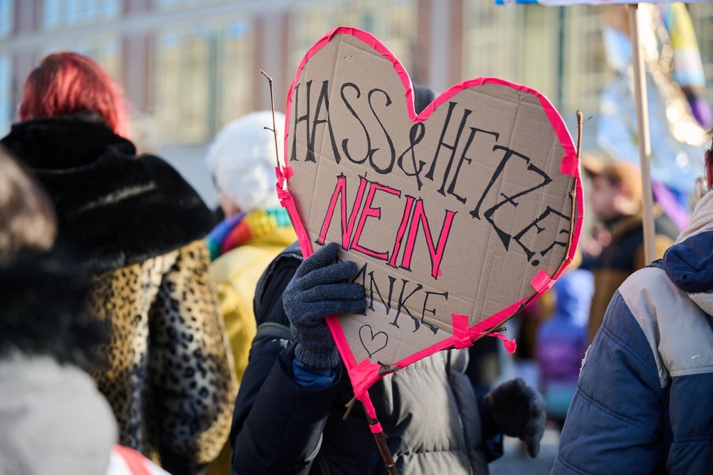 Hintergrund der beiden Demonstrationen sind Bilderbuchlesungen von zwei Dragqueens im Humboldt Forum.