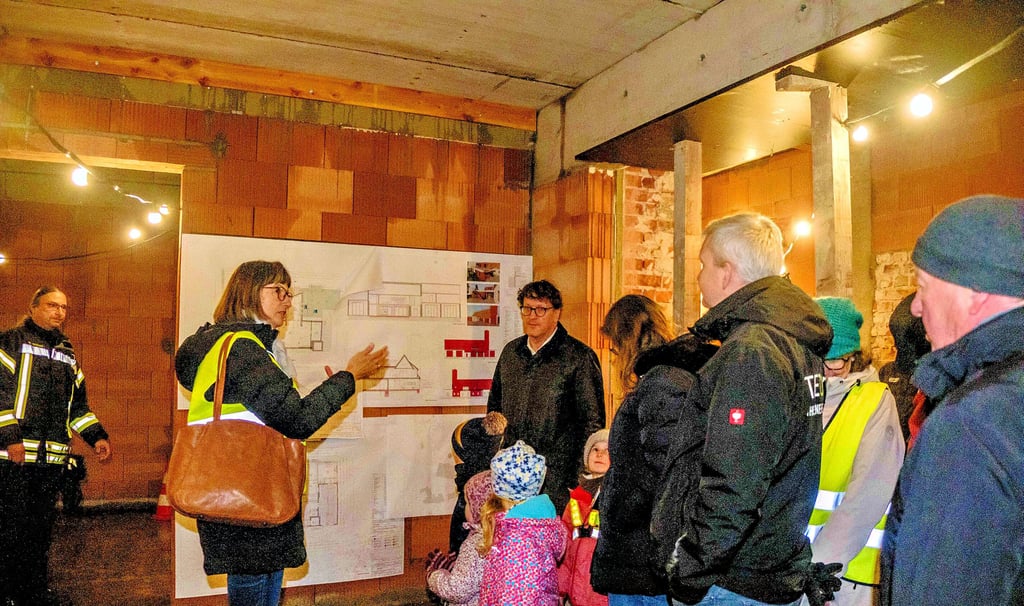Karin Retzke und Oberbürgermeister Torsten Zugehör erläutern die Pläne für den Umbau des Feuerwehrhauses.