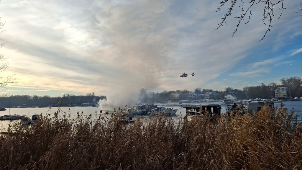 Die Feuerwehr musste von Booten aus löschen.