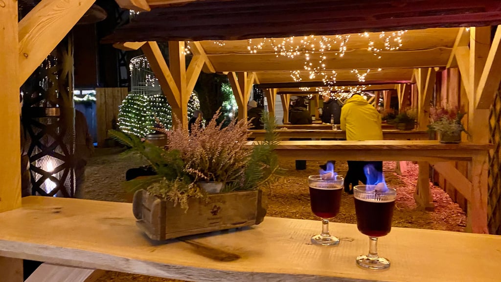 Weihnachtsmarkt 2025 in Wernigerode: An der Krellschen Schmiede ist bis weit in das neue Jahr hinein ein Wintermarkt zu finden.