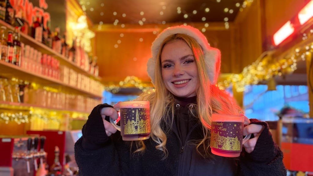 Für die 21-jährige Lea Böthel ist es schon die zweite Saison, in der die Studentin aus Abbenrode Glühwein auf dem Wernigeröder Weihnachtsmarkt ausschenkt. An manchen Ständen auf dem Weihnachtsmarkt kostet der Becher inzwischen 6 Euro plus Pfand.&nbsp;