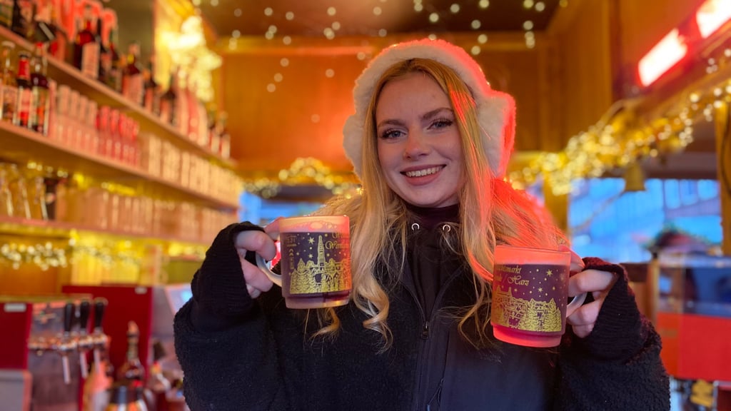 Für die 21-jährige Lea Böthel ist es schon die zweite Saison, in der die Studentin aus Abbenrode Glühwein auf dem Wernigeröder Weihnachtsmarkt ausschenkt.