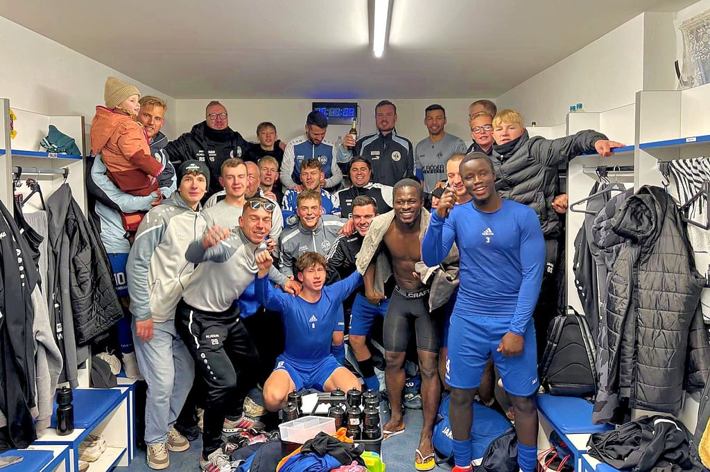 Kabinenjubel der Freyburger nach dem 6:4-Erfolg im Spitzenspiel gegen Kelbra  - vorn unten: der erst 17-jährige Matchwinner Leon Staupendahl. 