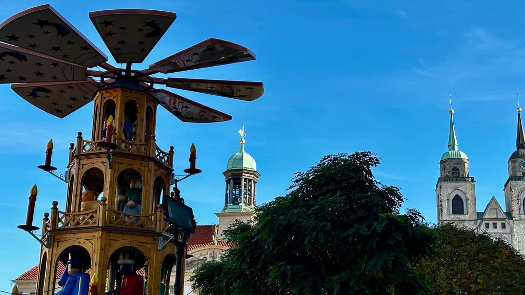Neuer Standort für die Pyramide: Der Aufbau des Magdeburger Weihnachtsmarktes läuft. 