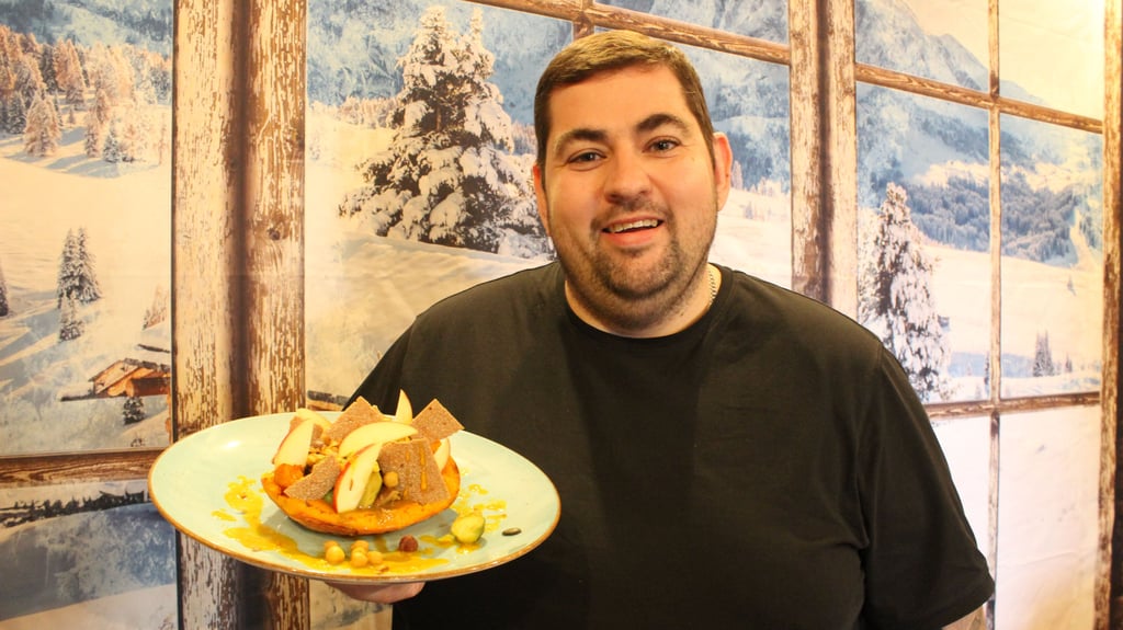 Ein vegetarisches Weihnachtsgericht: Haldensleber Koch Sascha Oldenburg bringt einen gebackenen Kürbis auf den Tisch.