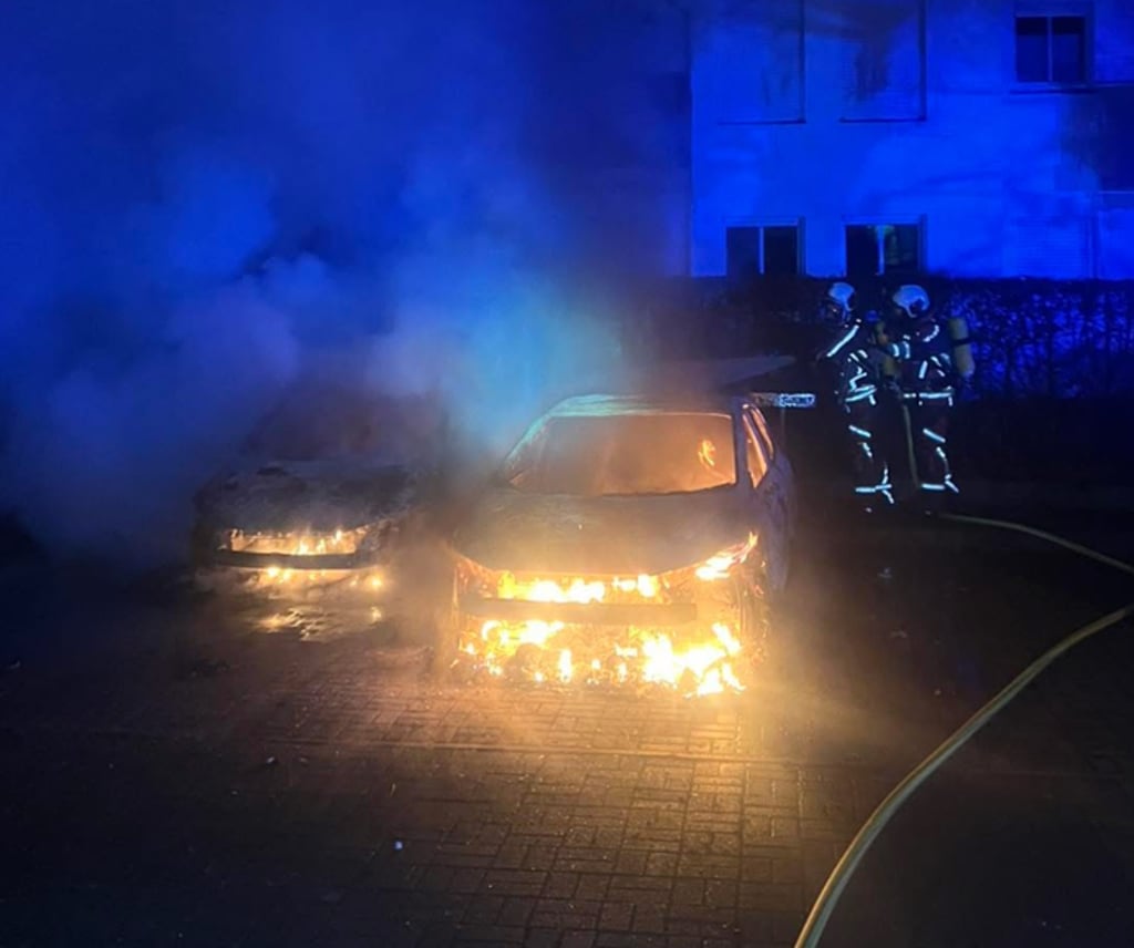 Zwei Autos brennen in der Hellriegelstraße. 