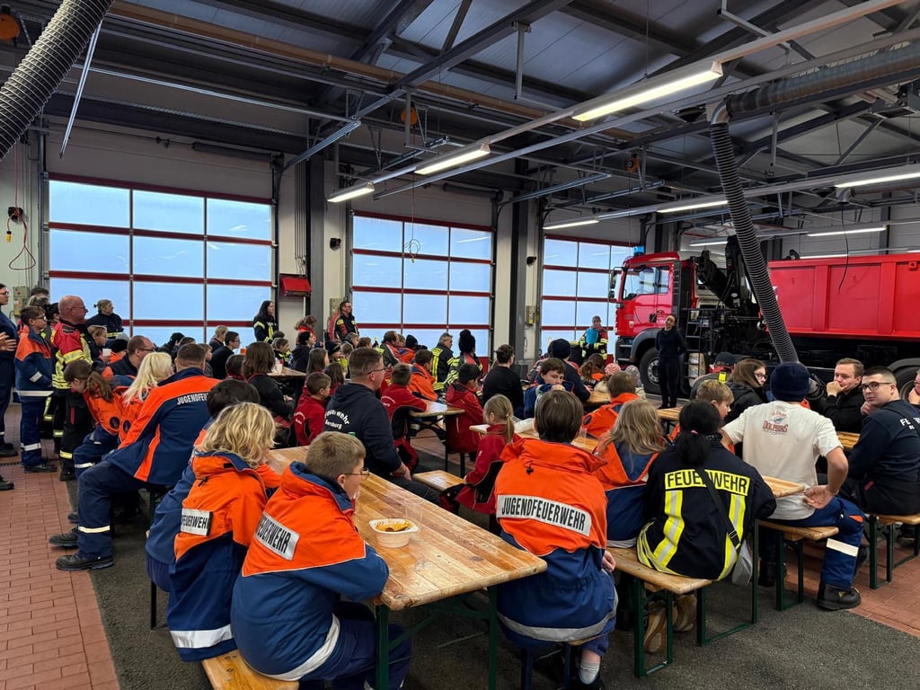 Der Feuerwehrnachwuchs traf sich im Gerätehaus in Bernburg.