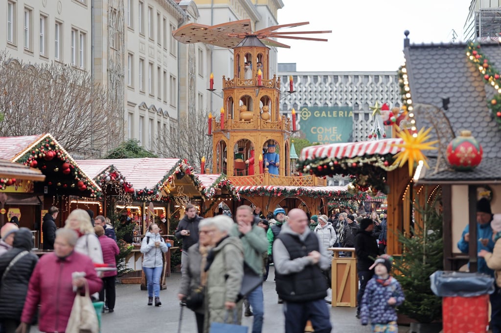Der Geschäftsführer der Weihnachtsmarkt GmbH, Paul-Gerhard Stieger, ist mit dem Auftakt zufrieden. (Archivbild)