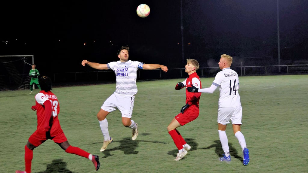 Kapitän Patrick Olbricht (weiß, Mitte) organisierte seine Abwehr sehr gut. Der Lohn war ein verdienter Sieg der Sangerhäuser. 