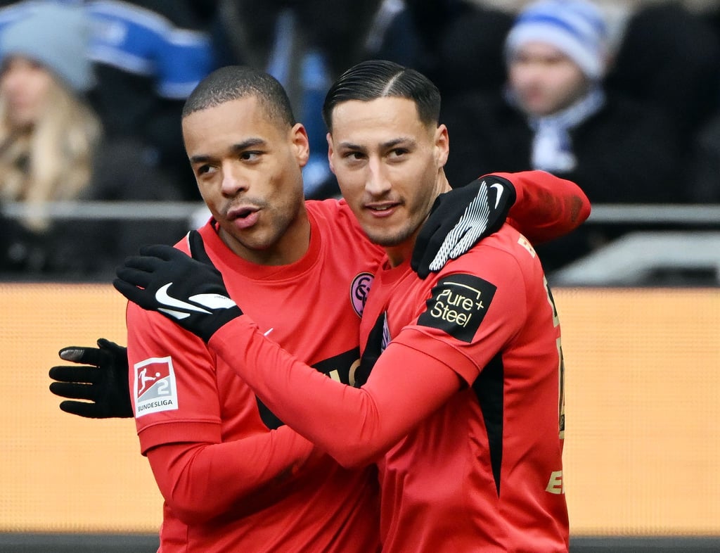 Younes Ebnoutalib (r) bestrafte einen Patzer der KSC-Defensive.