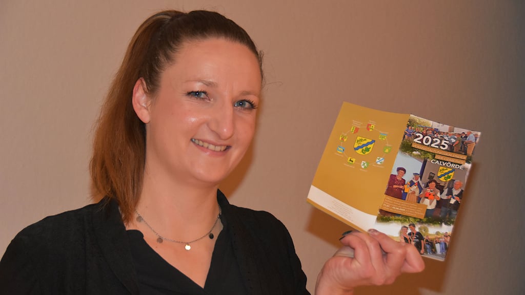Franziska Dalljo ist die neue Mitarbeiterin der Gemeinde Calvörde. Sie zeigt den bisherigen Veranstaltungskalender – ab dem kommenden Jahr sammelt sie die Termine und gestaltet selbst das Programmheft für Calvörde.