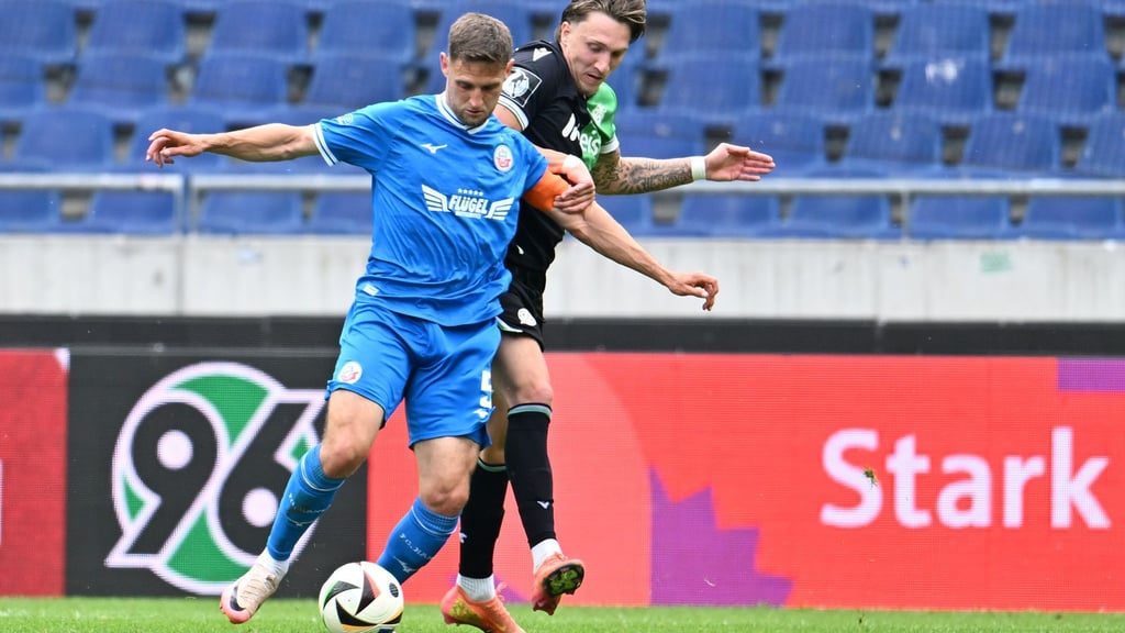 Rostocks Marco Schuster (l) traf gegen Schweinfurt zum 1:0.