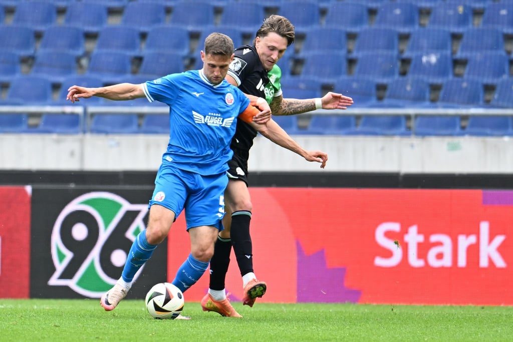 Rostocks Marco Schuster (l) traf gegen Schweinfurt zum 1:0.