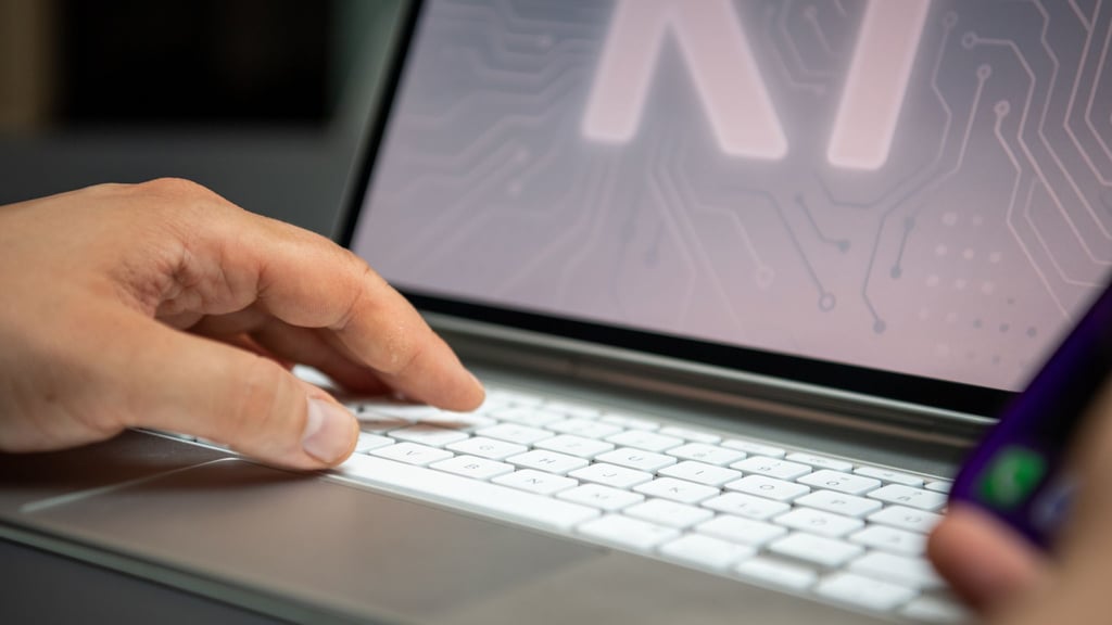 Künstliche Intelligenz gehört für viele Beschäftigte zum Alltag - sollte aber nur in enger Absprache mit dem Arbeitgeber genutzt werden.