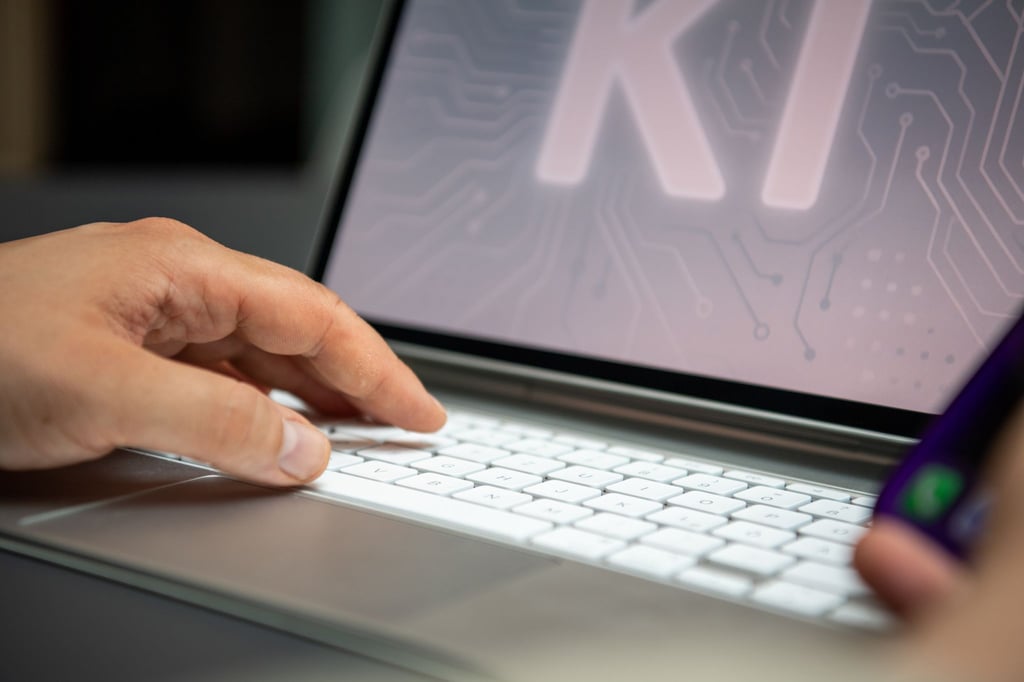 Künstliche Intelligenz gehört für viele Beschäftigte zum Alltag - sollte aber nur in enger Absprache mit dem Arbeitgeber genutzt werden.