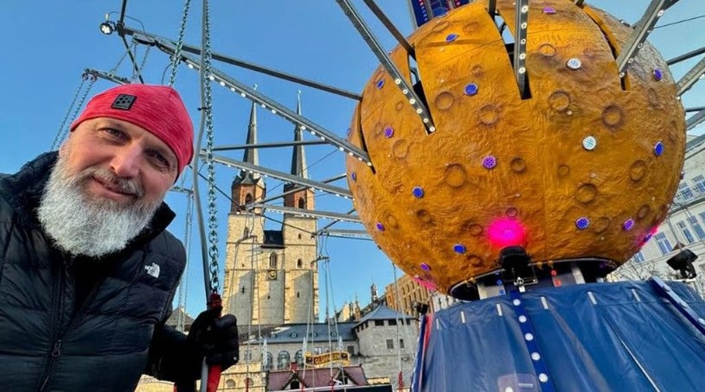 Schausteller Scott J. Haring bei letzten Handgriffen am Höhenkarussell „Space Flyer“ auf dem Hallmarkt. Ab Dienstag lädt dort der „Winterzauber“ ein.