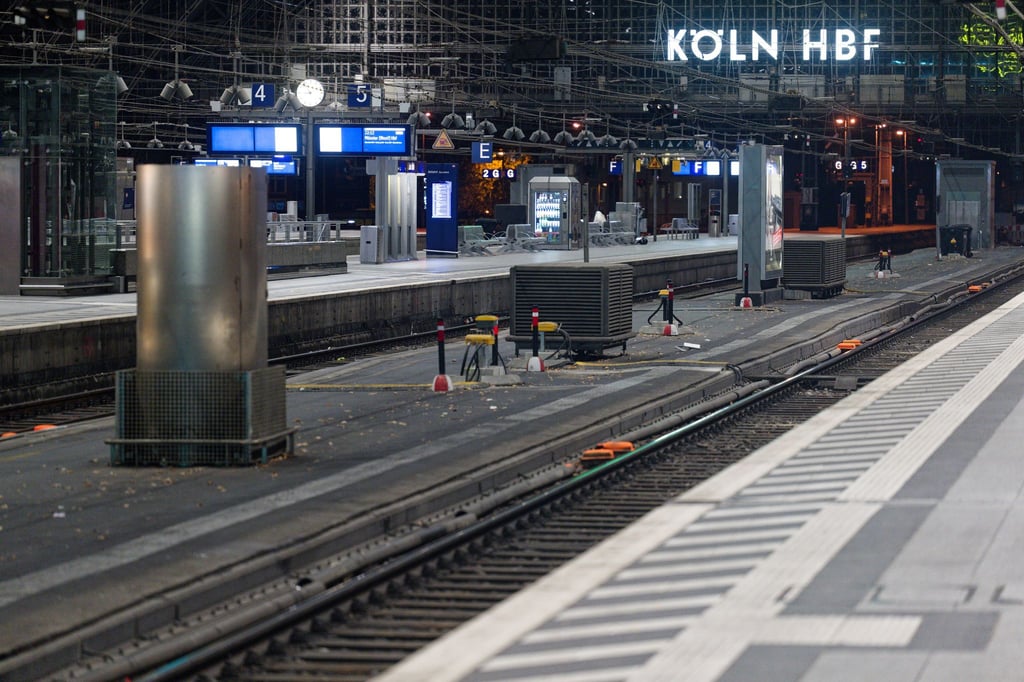 So leer wie zuletzt im Corona-Lockdown: Der Kölner Hauptbahnhof während der Sperrung. (Archivbild)