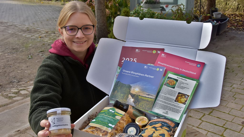 Landwirtin Frauke Buscher aus Seggerde zeigt die Kiste „Grüße aus dem Drömling“. Ein regionales Geschenk, das nicht nur Gaumenfreuden bringt, sondern auch ein Stück Drömling in die Welt hinausträgt.