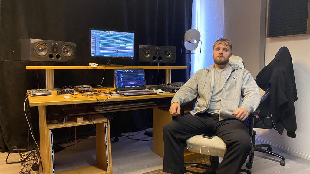 Lauri Wieczorek produziert als DJ Unda eigene Technosongs und erreicht damit Millionen Menschen.