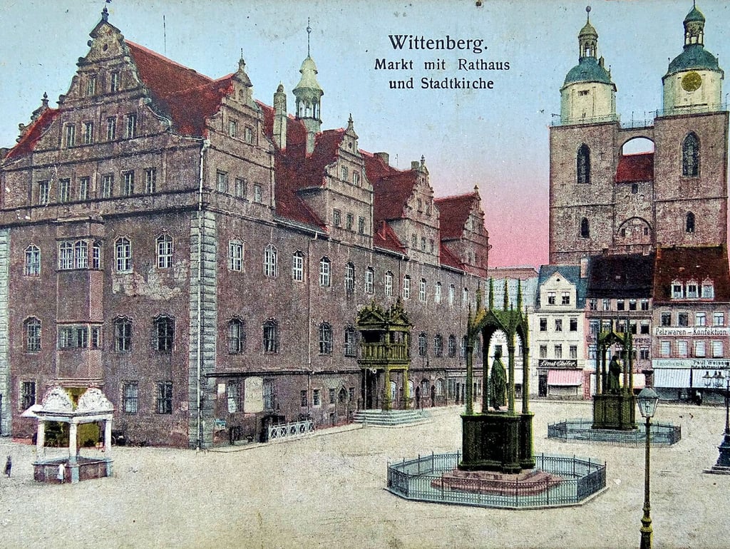 Im November 1926 ging es - wieder einmal - um den Umbau des Rathauses. Vermessungsarbeiten fanden statt. Vor allem der schadhafte Westgiebel, hier auf der Postkarte gut zu sehen, bedurfte einer größeren Reparatur. 