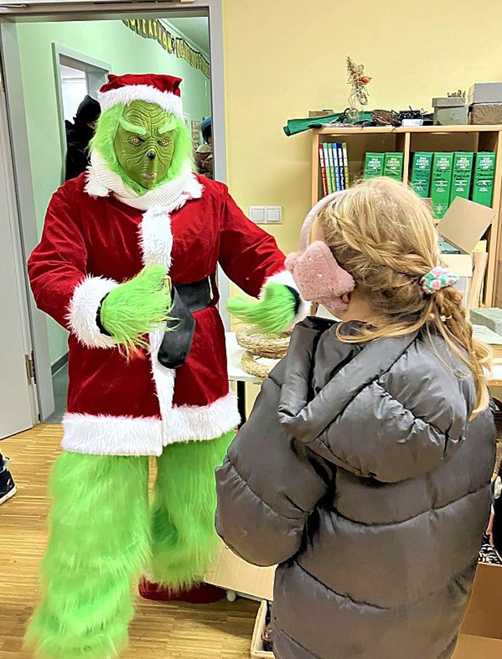 Überaschender Besuch: Der „Grinch" schaut vorbei.