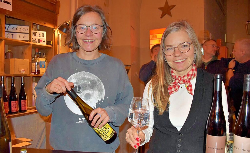 Juliane Lutter und Judy Scharwey an der Bar