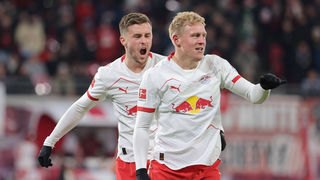 Christoph Baumgartner (l.) bejubelt im Spiel gegen Bremen den Treffer von RB- und ÖFB-Kollege Xaver Schlager