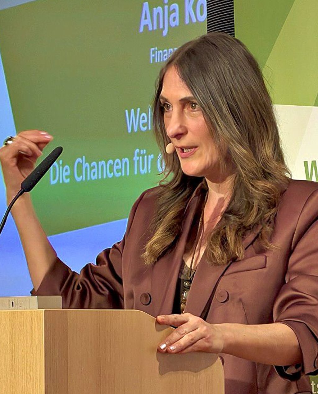 Wirtschaftsjournalistin Anja Kohl, bekannt aus dem Fernsehen,  hielt einen Vortrag zum Thema Welt im Wandel.